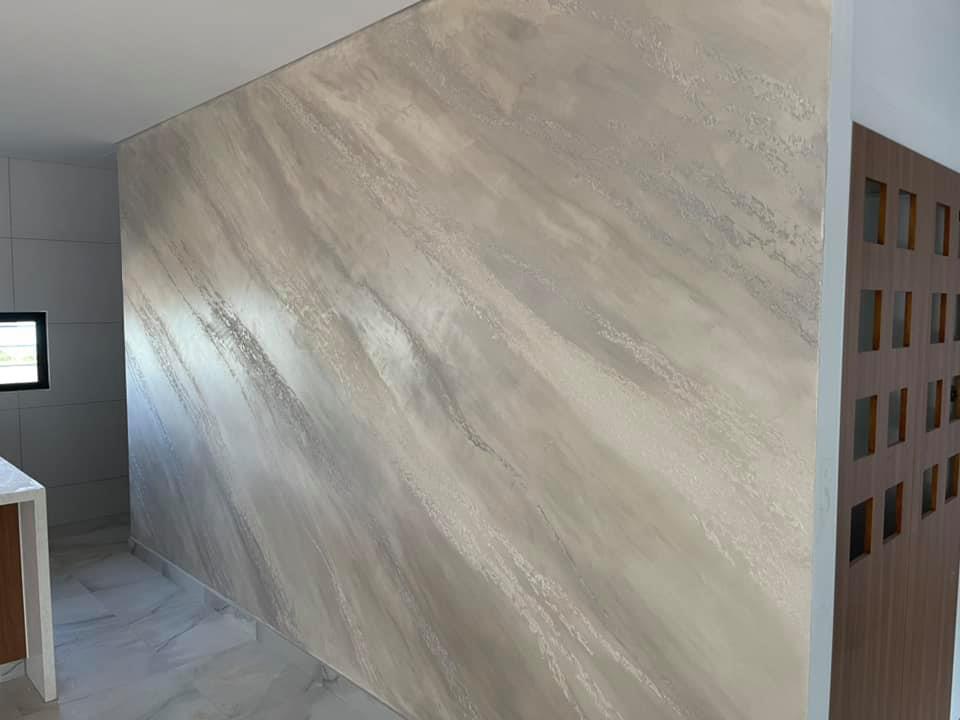 Large wall with a grey and white marble-effect plaster finish